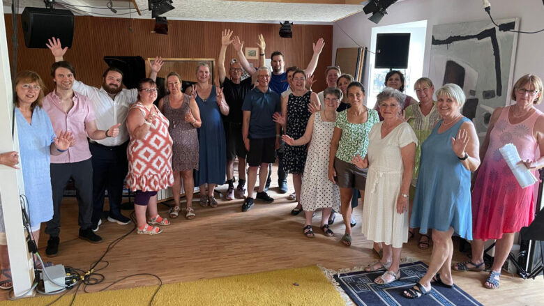 Rund 20 Chormitglieder des JE mit Chorleiter Raffaele nach den Aufnahmen im Tonstudio